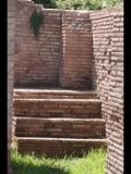 00603 ostia - regio v - insula xii - horrea (v,xii,2) - tabernae i - treppe hinten re.jpg